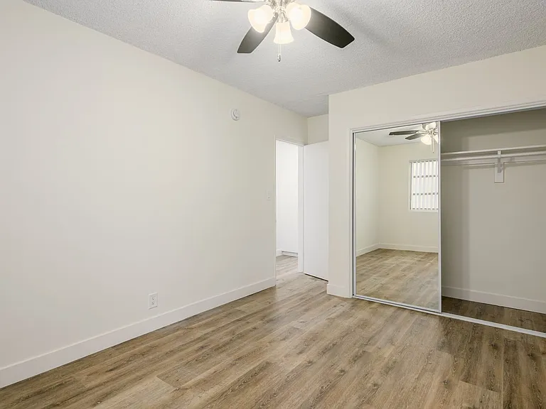 1521 E Windsor Rd — Photo 11