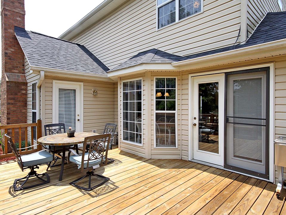 Big deck for entertaining