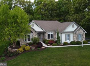 5 Foxfield Ln, Sinking Spring, PA 19608