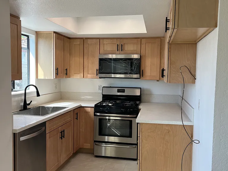 1165 Spazier Ave #104 — Photo 8