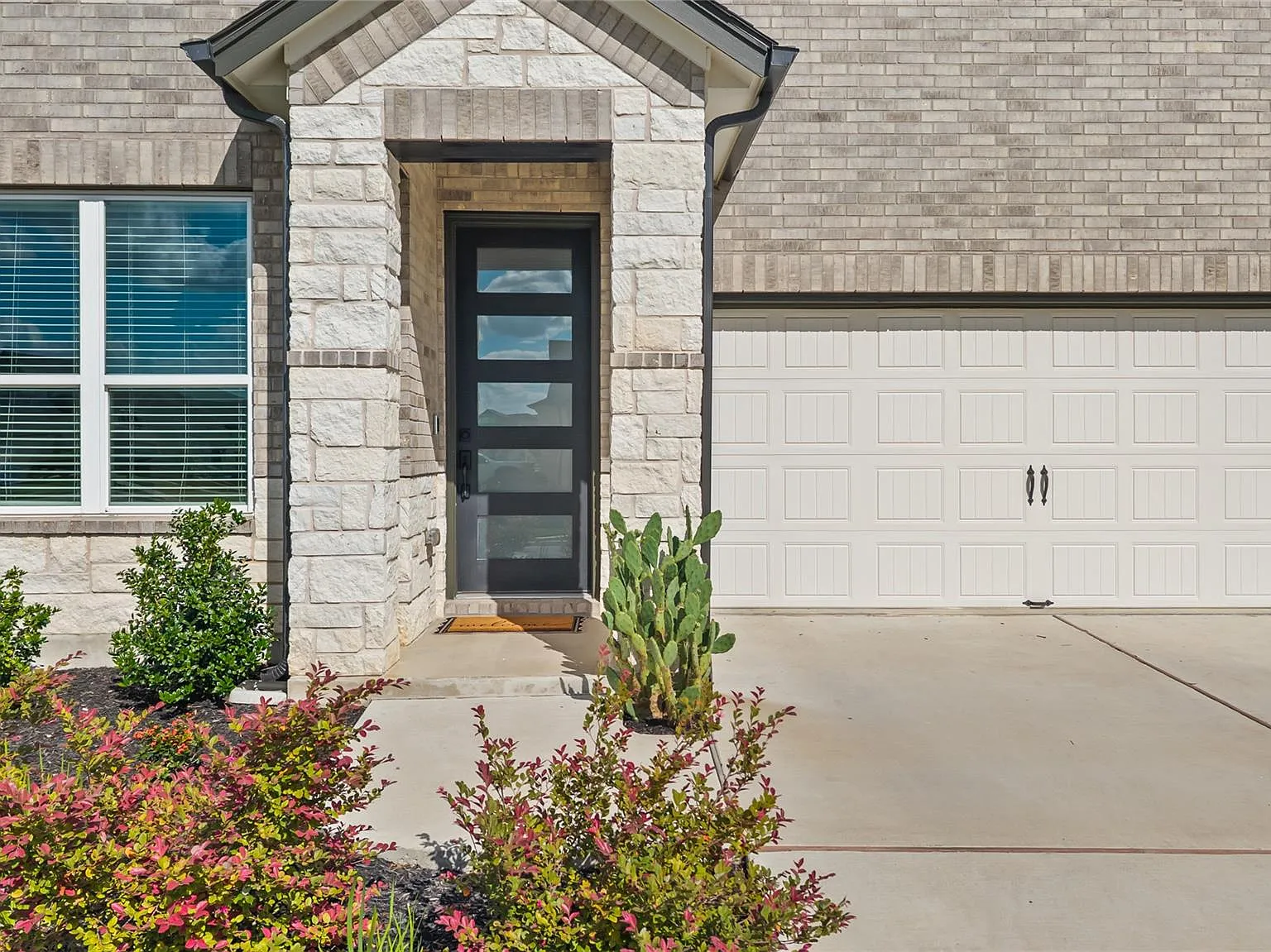 3 bed, 2.5 bath, 1866 sqft, $2,495 — Photo 2