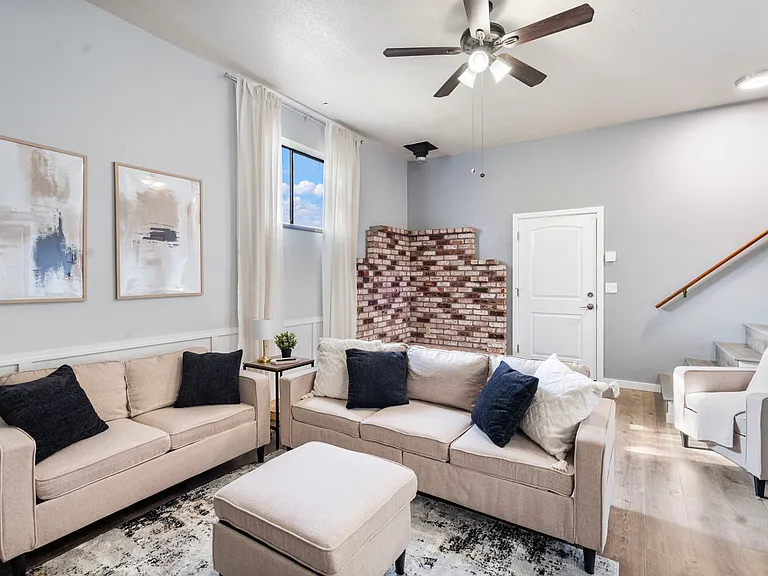 1634 NE Terrace Dr — Photo 2