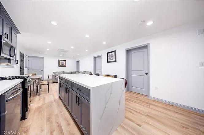 3 bed, 1000 sqft, $4,000 — Photo 2