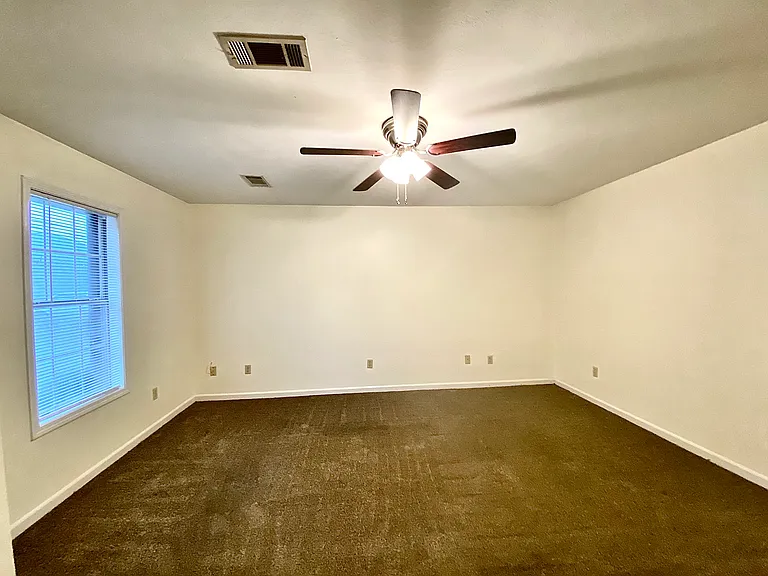 129 N College St — Photo 3