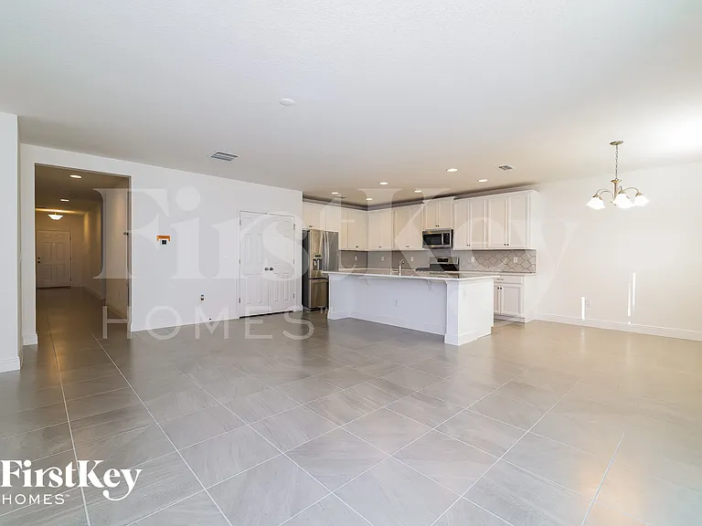 1100 Cavender Creek Rd — Photo 3