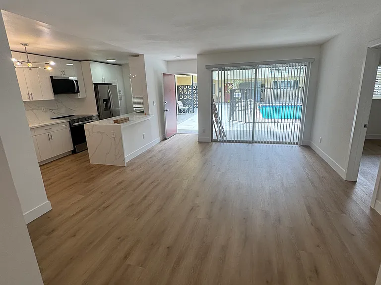 2400 Beverley Ave #2 — Photo 1