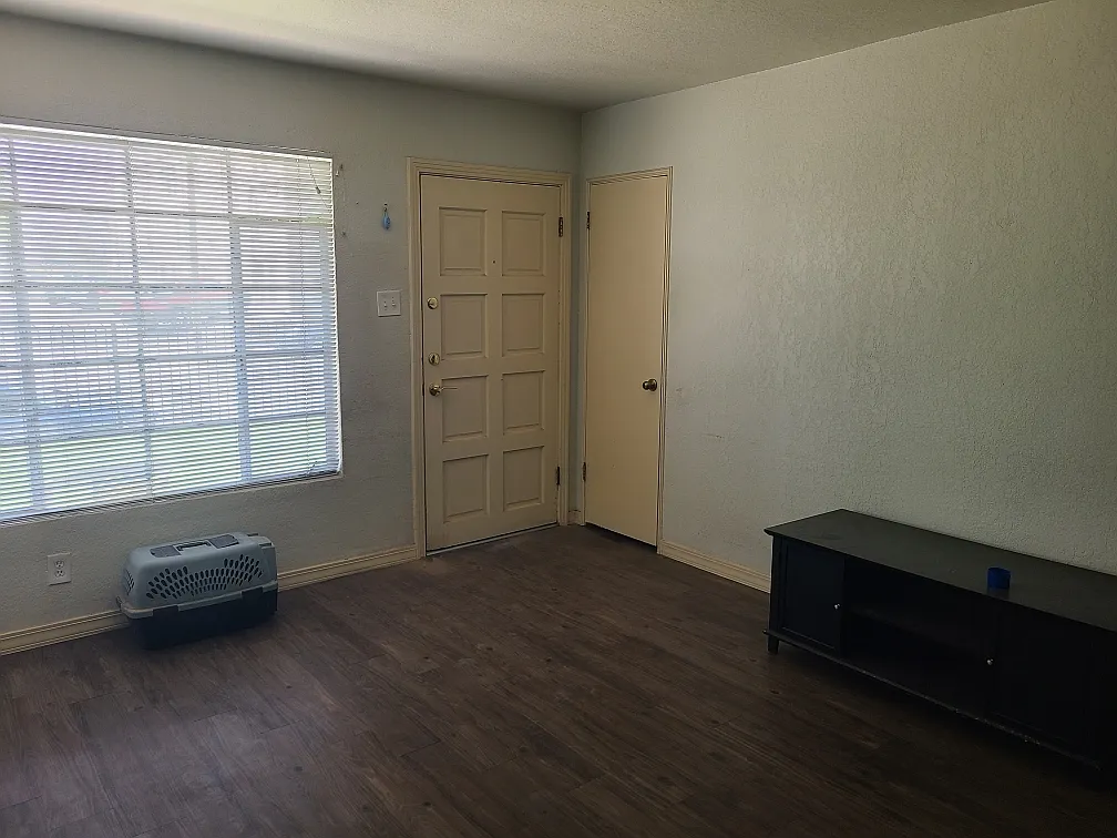 701 W Yandell Drive Unit 4 - 1 — Photo 3