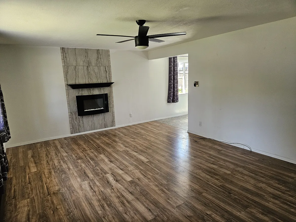 Building Photo - 502 W Larch St