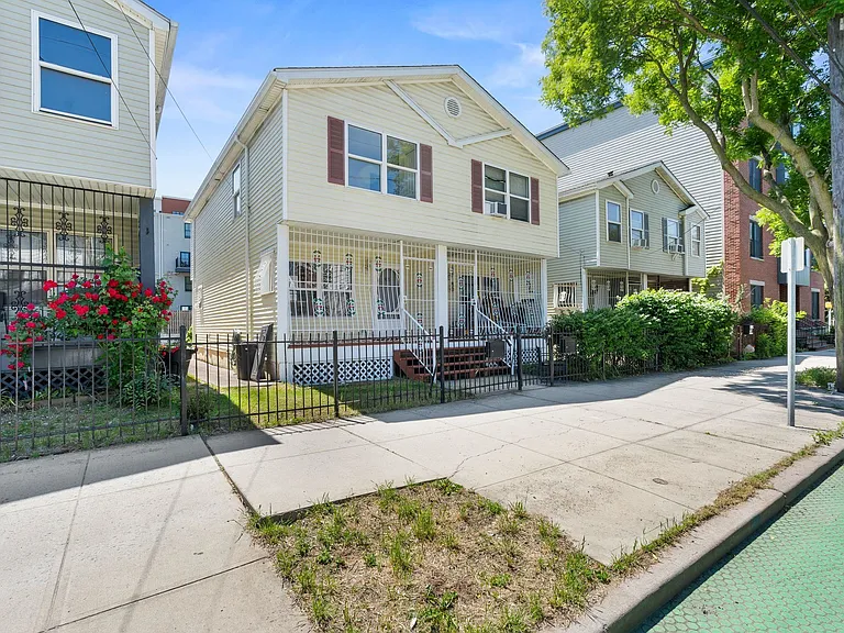 466 Pacific Ave — Photo 2