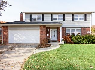 1801 W Catalpa Ln, Mount Prospect, IL 60056