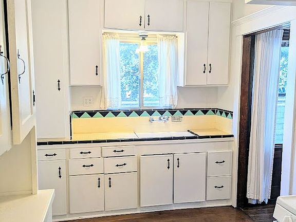 5th image of 665 W 38th St #671
