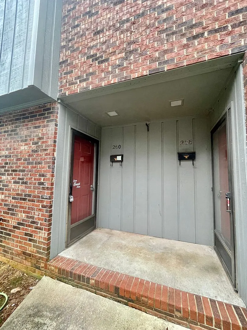 Discover this well-maintained 2-bedroom, 2-bath townhouse in Statesville, NC. — Photo 2