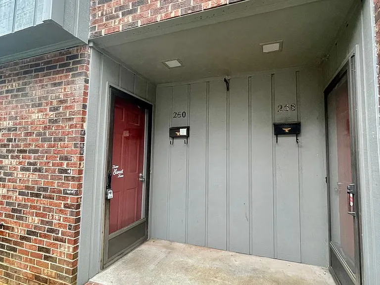 260 Kelly St — Photo 2