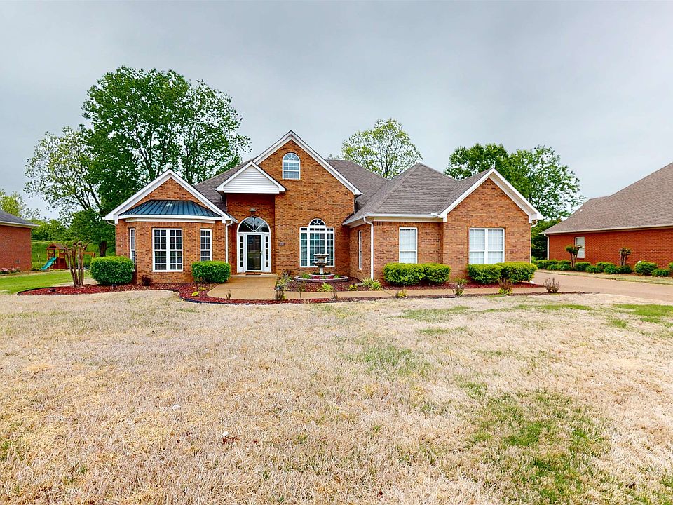 1st image of 1805 Club House Dr