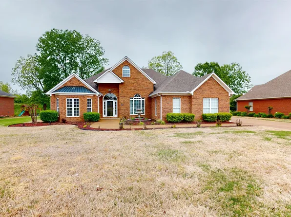 1805 Club House Dr, Dyersburg, TN 38024
