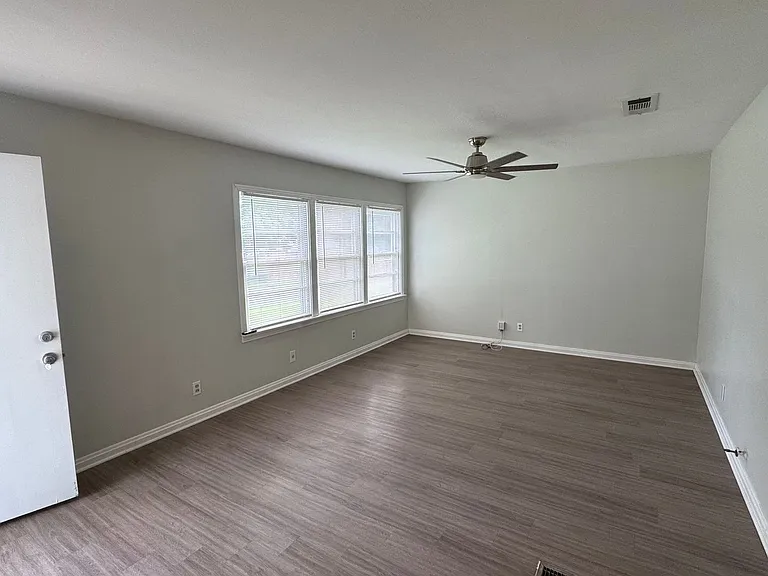 4216 Hillcrest Dr — Photo 11