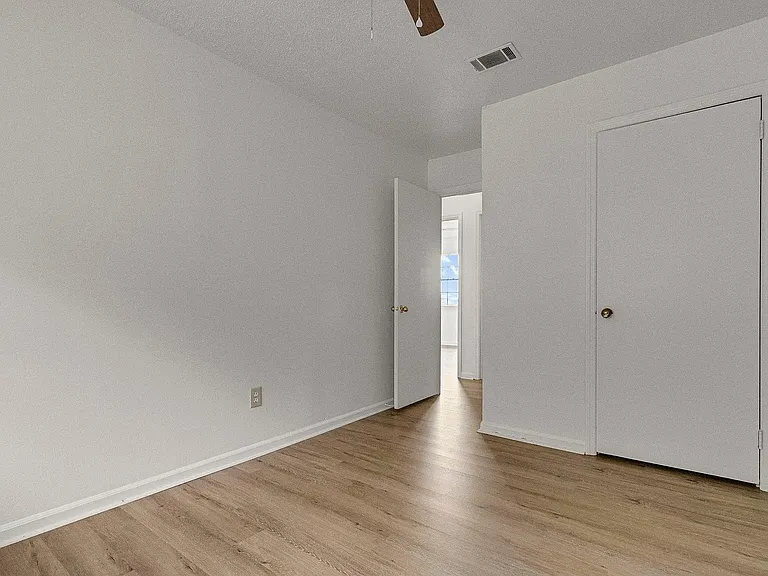 2605 W 58th St #8 — Photo 11