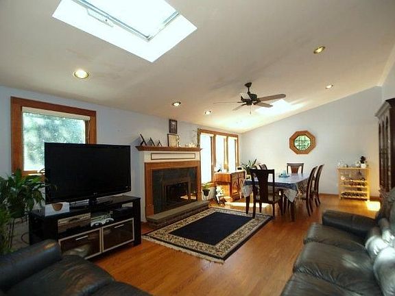 4th image of 122 Colonial Ave