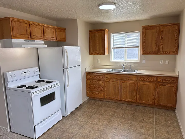 1 Bedroom Unit with Detached Garage in Prineville — Photo 1