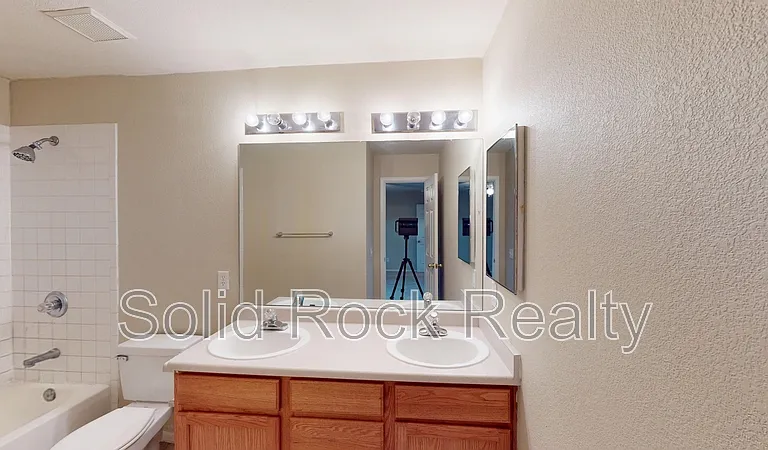 4960 Universal Hts — Photo 11