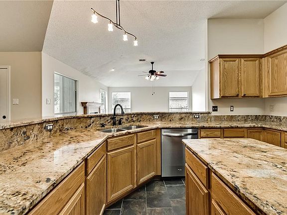 5th image of 1003 Bonanza Dr