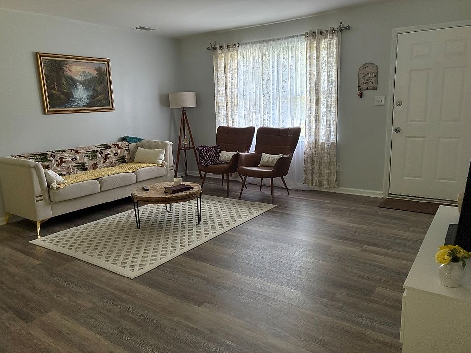Living room/Front door