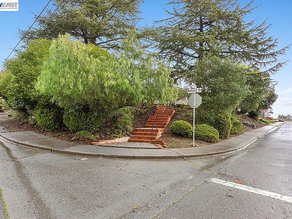 4th image of 18028 Almond Rd