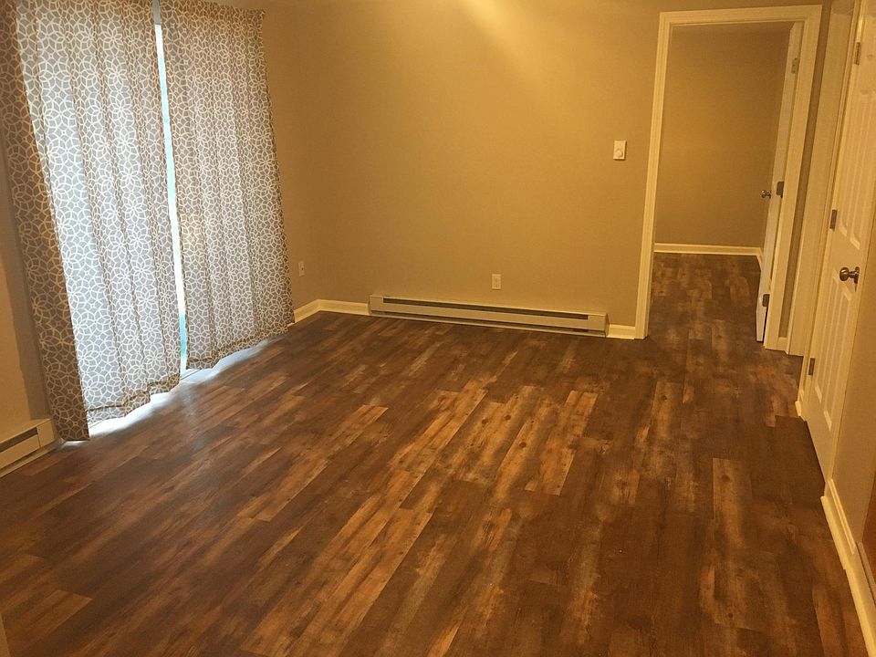 Living room w/ slider to 10x10 outdoor deck
