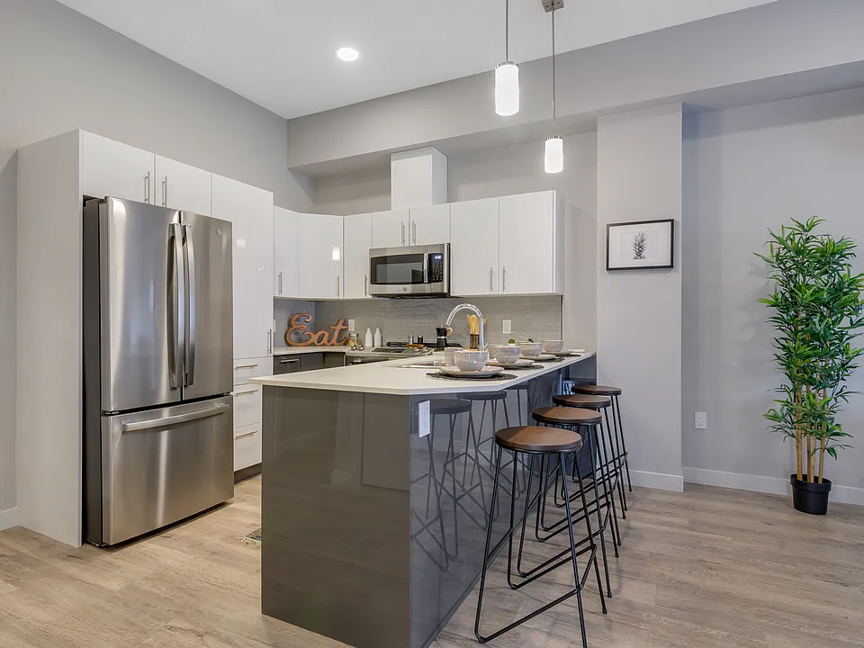 220 Aurora Cres