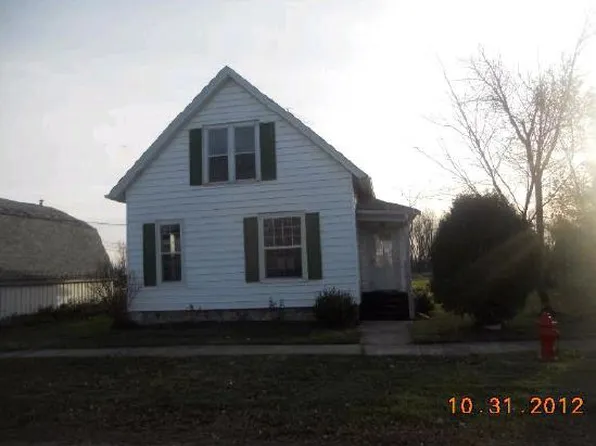 335 N 5th St, Capron, IL 61012