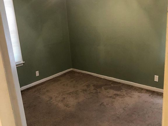 3rd image of 1605 Clover Ln