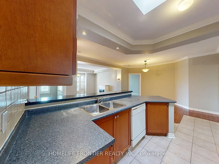 3351 Cawthra Rd #402 — Photo 5