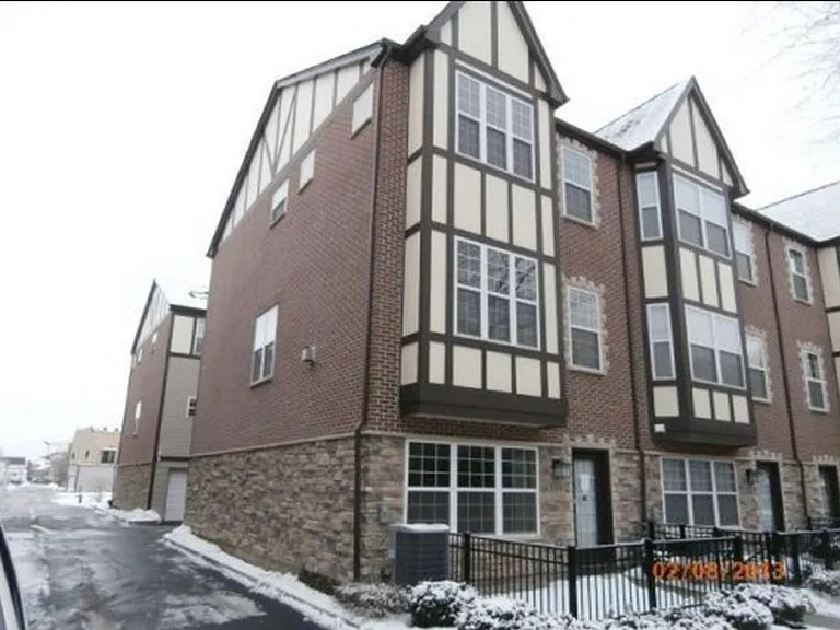 104 S Myrtle Ave — Photo 1