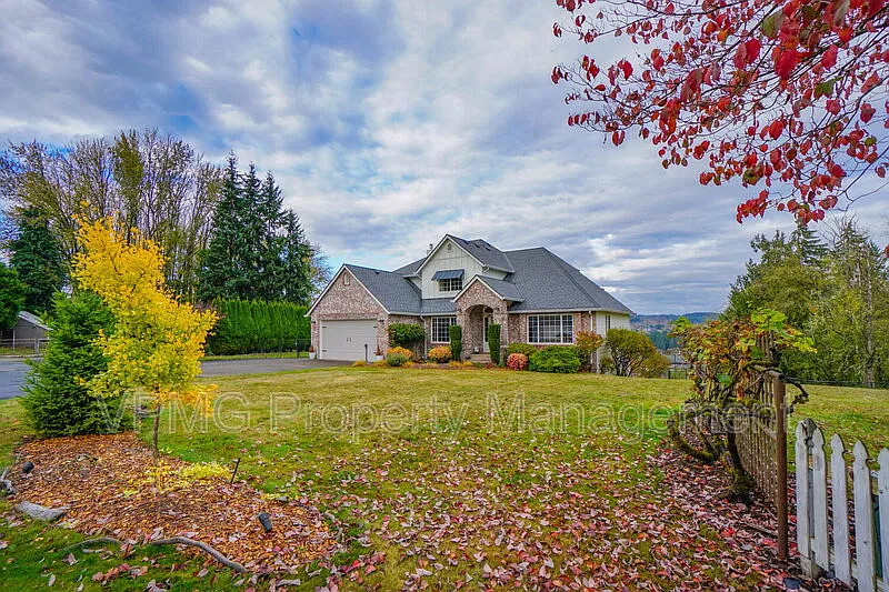 4 bed, 3.5 bath, 3862 sqft, $5,995 — Photo 3
