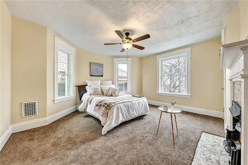 4 bed, 2.5 bath, 1818 sqft, $2,300 — Photo 2