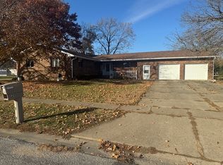 21 Colonial Dr, Clinton, IL 61727