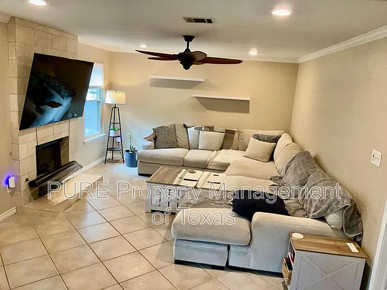 7425 Dallas Dr — Photo 3