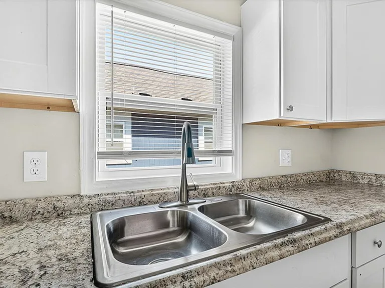 403 Spring Ct — Photo 6
