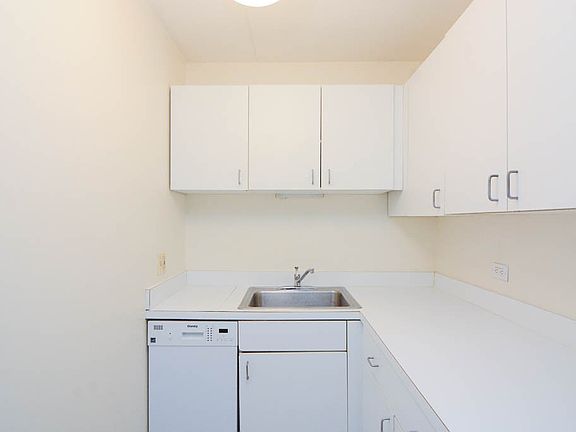3rd image of 622 W Wellington Ave APT 9
