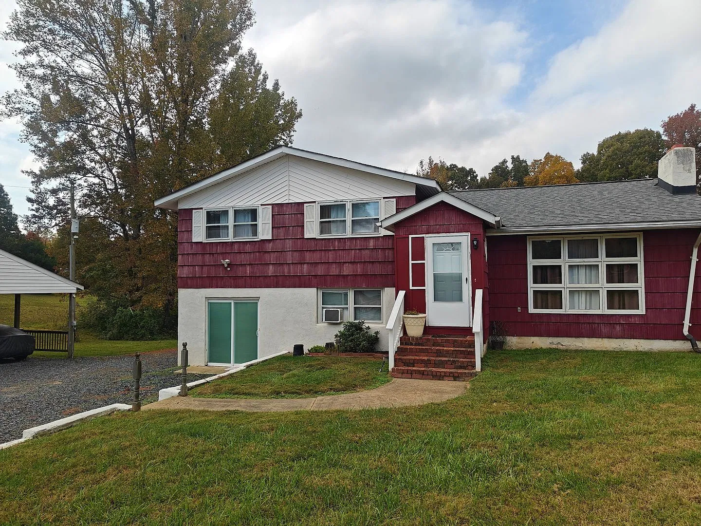 4 bedroom home in Powhatan — Photo 1