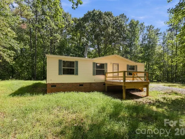 1325 Smith Woods Ln, Hickory Grove, SC 29717