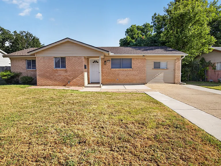 2210 Sycamore Dr — Photo 1