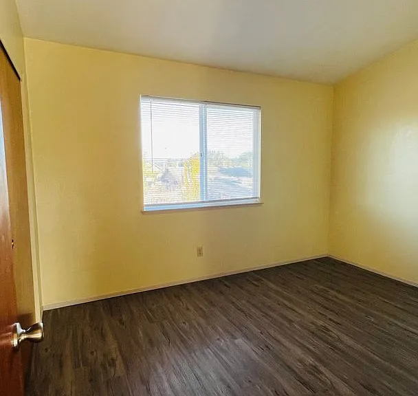 1805 Caroline Ave — Photo 8