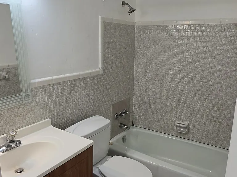 SW 11th Ave — Photo 15