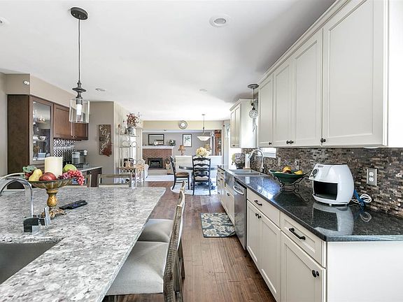 3rd image of 116 Carrie Way Dr