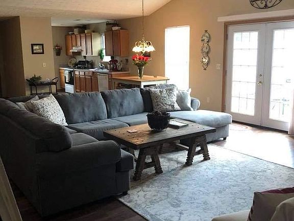 3rd image of 1084 Brookfield Dr