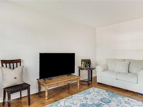 3rd image of 4013 Glen St