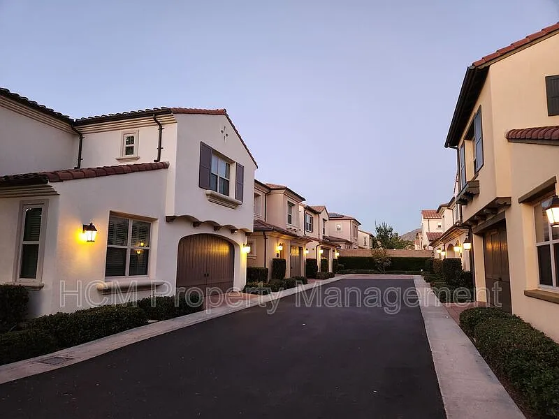 3 bed, 2.5 bath, 1970 sqft, $5,250 — Photo 3