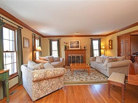 3rd image of 374 Bishopsbridge Dr