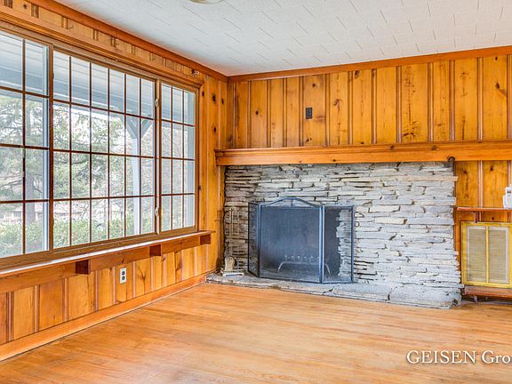 5th image of 2940 Foster Ave NE